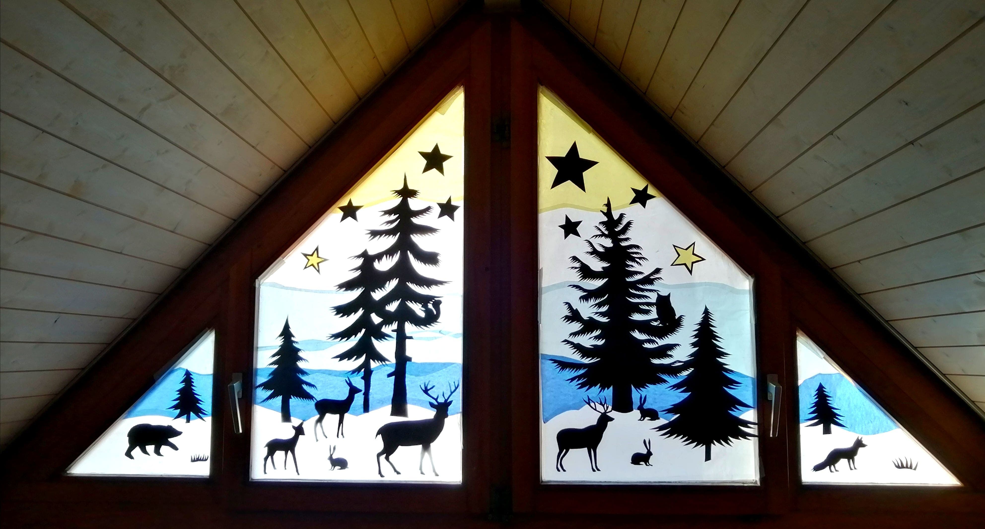 Eines von mehreren Adventsfenstern, das Sandra Joye in ihrem Daheim in Selzach gestaltet hat.