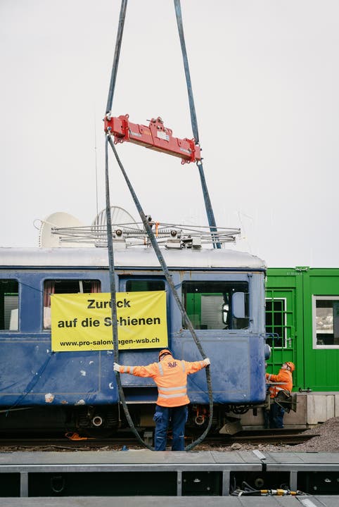 An zwei unterlegen Stahlträgern wird der Wagen angehoben.