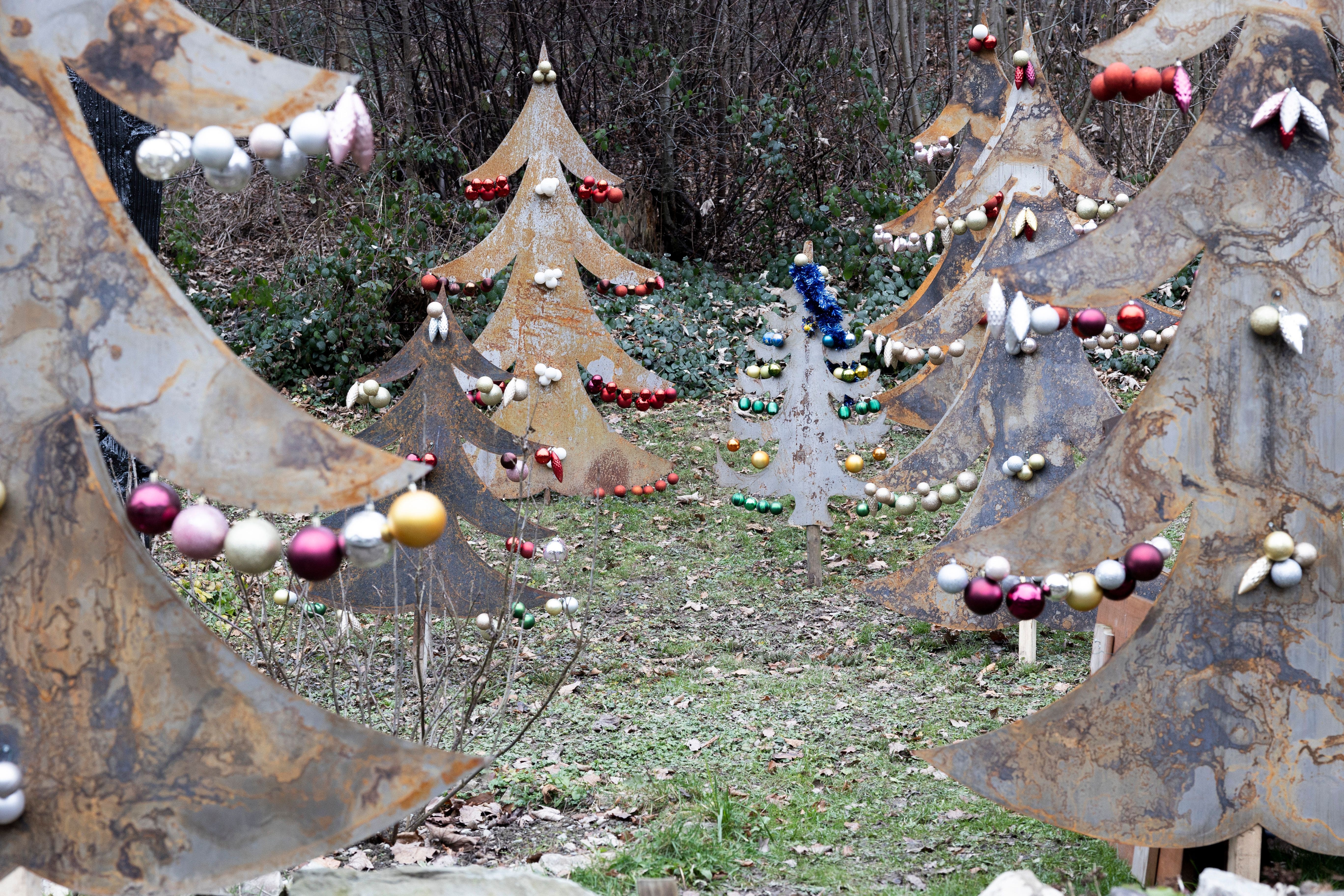 ssDer Weihnachtszauber, eine Installation von Jürg Dutly, steht im Garten der Kunstgalerie Bachlechner und zeigt 35 Blechtannen, die mit über 4000 Weihnachtskugeln geschmückt sind.