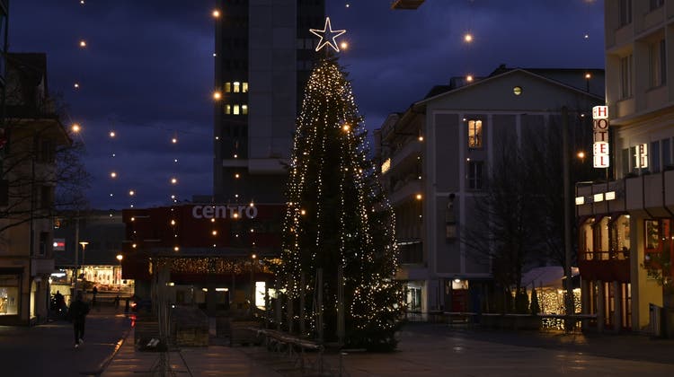 Wie der Weihnachtsbaum auf den Marktplatz Grenchen gekommen ist