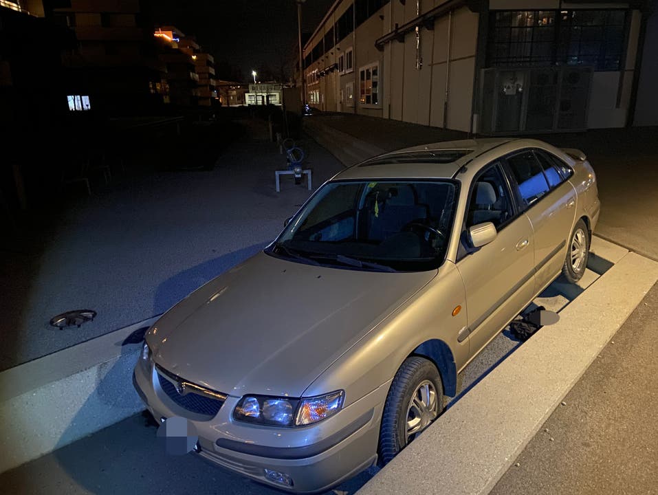 Muri, 23. Dezember: Ein 25-jähriger Mazda-Fahrer hat die Kontrolle über sein Auto verloren und ist in einem Treppenabgang steckengeblieben. Am Auto und an der Treppe entstand Sachschaden.