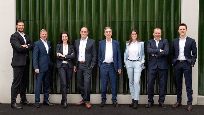 Die FDP Hergiswil stellt acht Kandidierende für die Landratswahlen 2022. (Von links) Linus Fessler, Remo Zberg, Sandra Jost, Reto Blättler, Guido Thalmann, Thea Sidiropoulos, Marcel Grimm und Riccardo Costanzo. 