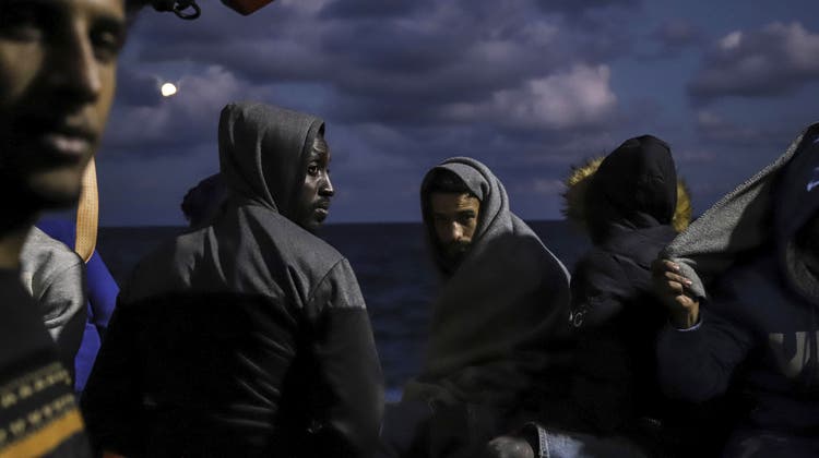 Erneut hat die «Sea-Watch 3» viele Flüchtlinge an Bord genommen. (Archivbild) (Valeria Mongelli / AP (19. Oktober 2021))