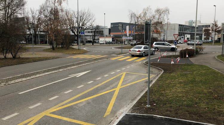 Früher war hier eine zweite Fahrspur. Diese musste für zwei Parkplätze für den Güterumschlag des Polizeikommandos weichen. (ksc / Aargauer Zeitung)