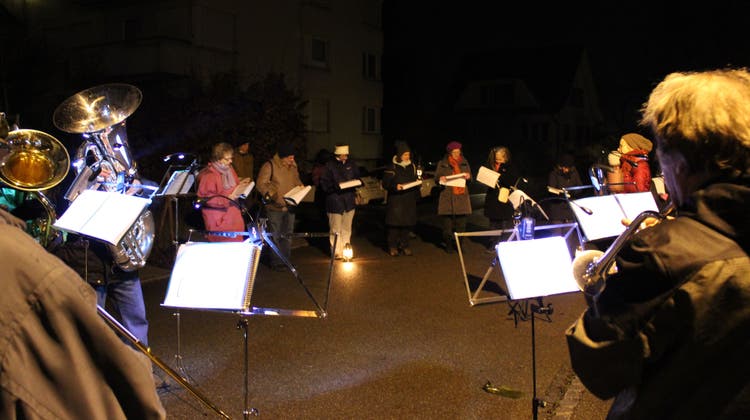 Sängerinnen und Sänger, Musikantinnen und Musikanten stimmen am Weihnachtssingen in den Strassen des Quartiers Talbach alte und neue Weihnachtslieder an. (Bilder: Manuela Olgiati)
