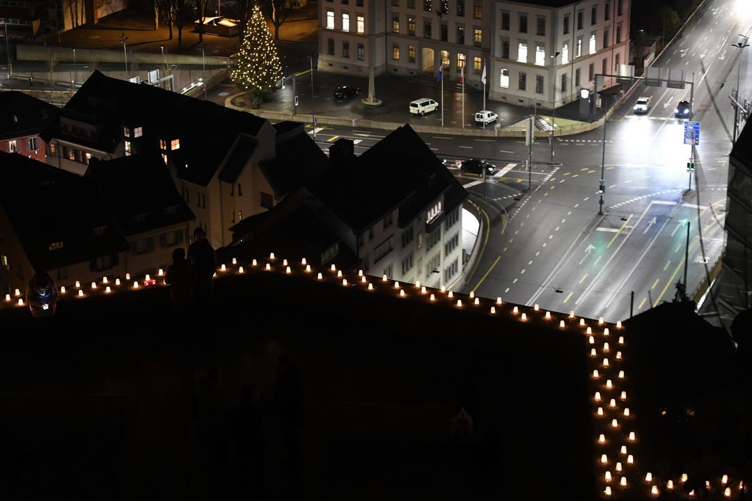 Im Vordergrund die Kerzen, hinten die Schulhauskreuzung, die meistbefahrene Kreuzung im Kanton Aargau.