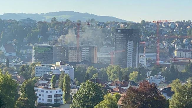 Eine grau-schwarze Rauchsäule steigt am Abend des 23. Septembers vom Kantonsspital empor.