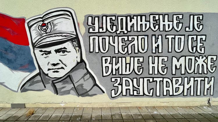 Ein Wandgemälde in Banja Luka zeigt Kriegsverbrecher Ratko Mladic, daneben der Satz: «Die Vereinigung hat begonnen und kann nicht mehr gestoppt werden.» (Carolina Drüten)