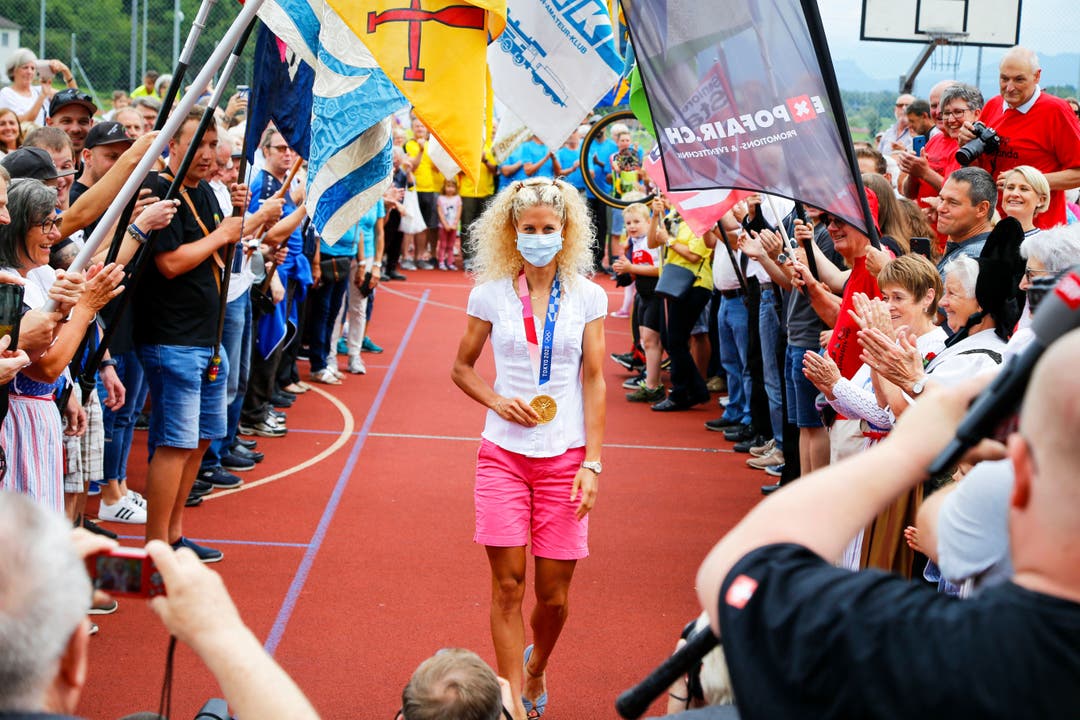 Juli: Über 1000 Thalerinnen und Thaler feiern auf dem Bützel Olympiasiegerin Jolanda Neff.
