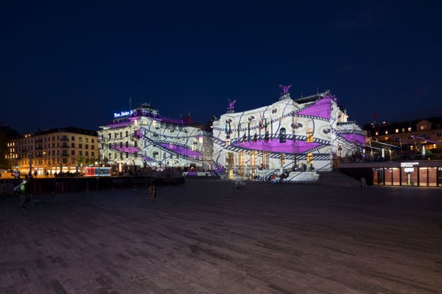 Auch auf dem Sechseläutenplatz gibt es die Lichtkunstwerke des Künstlers Gerry Hofstetter zu bestaunen, hier das Opernhaus. 