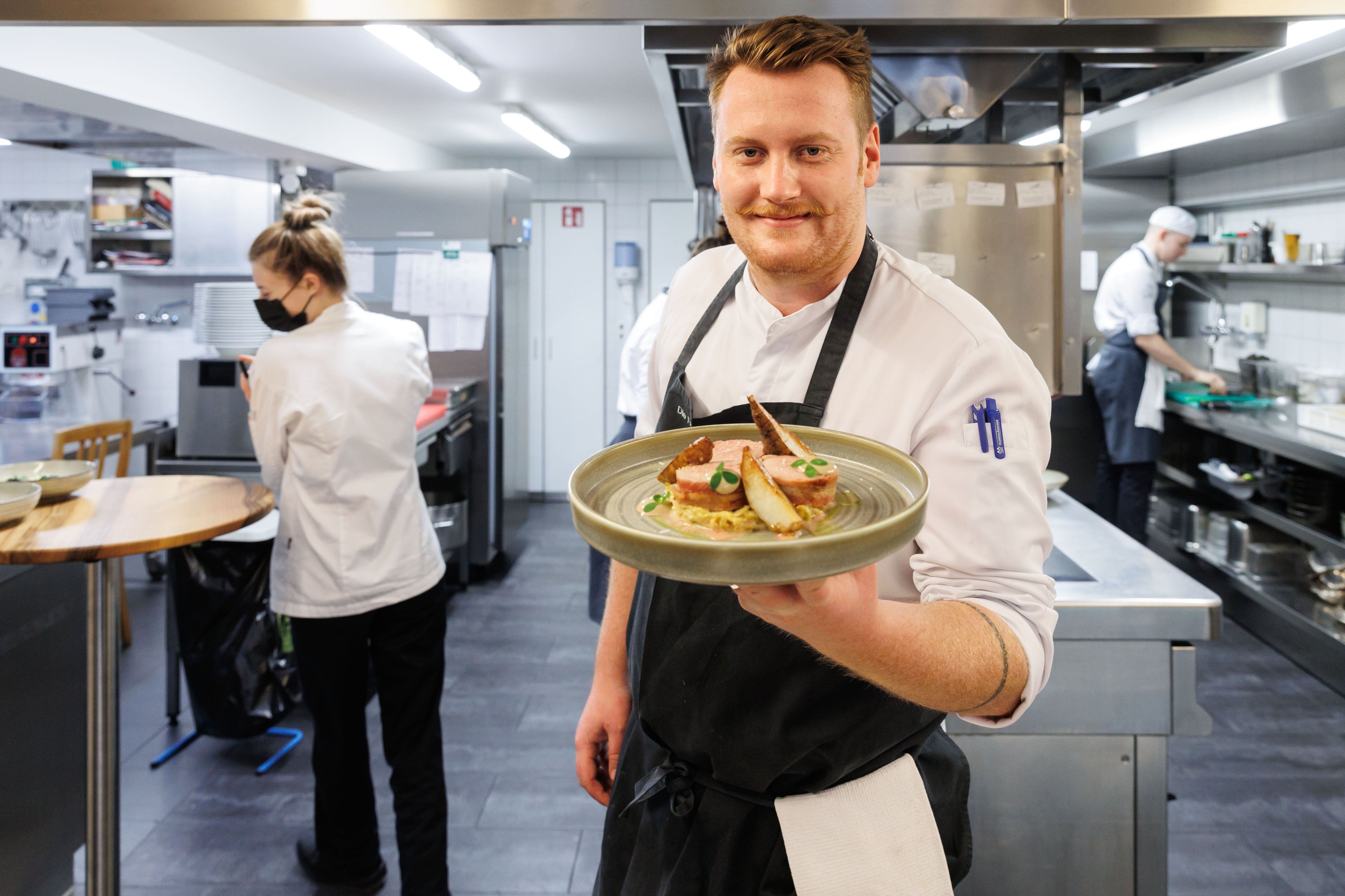 Küchenchef Jonas Ingold präsentiert den Hauptgang für das Silvestermenü 2021.