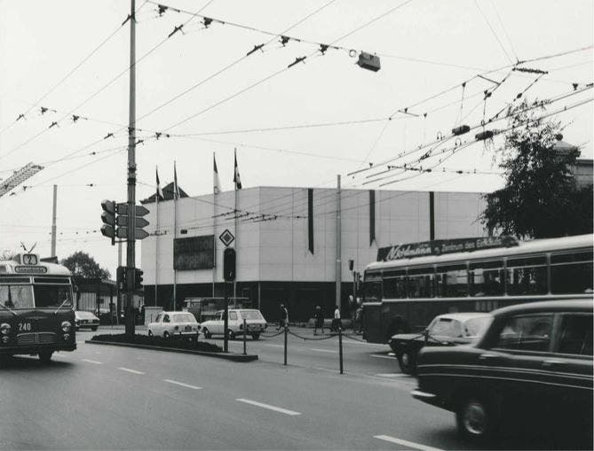 In diesem weissen Gebäude – einem Provisorium – befand sich ab 1972 das Luzerner Bahnhof-Shopping. Es ersetzte den 1971 abgebrannten Westtrakt und musste 1985 dem Bahnhofneubau weichen.