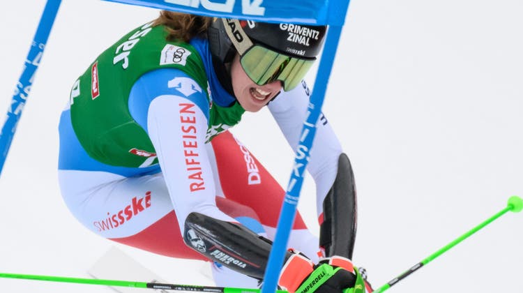 Camille Rast hält beim Riesenslalom in Lienz die Schweizer Fahne hoch. Die Walliserin fährt auf den 7. Rang. (Christian Bruna / EPA)