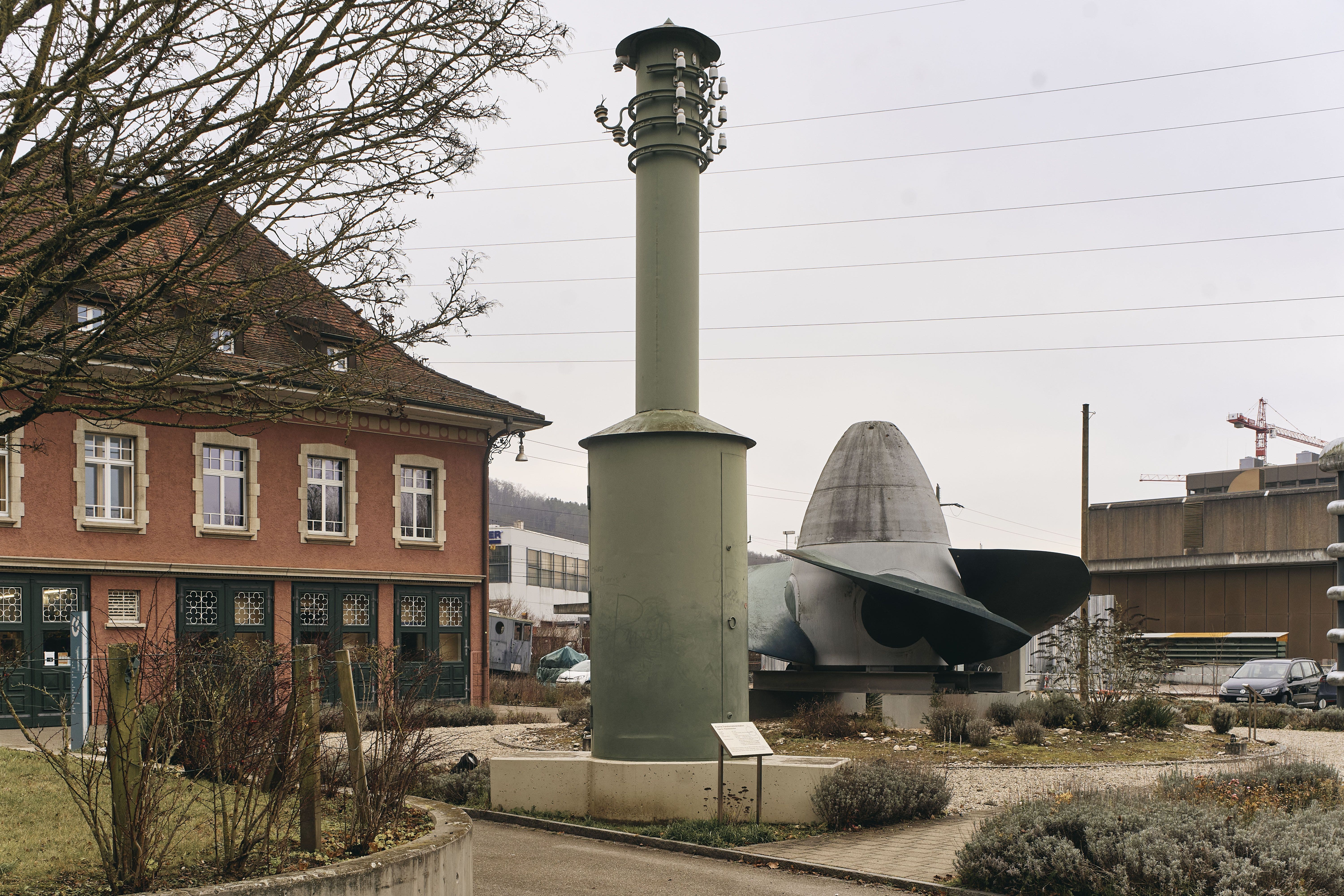 Der Transformatorenturm vor dem Museum der Primeo Energie in Münchenstein. 