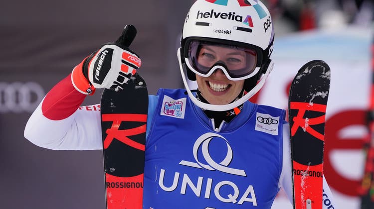 Michelle Gisin hat allen Grund, um zu strahlen. Die Engelbergerin fährt beim Slalom in Lienz aufs Podest. (Marco Tacca / AP)