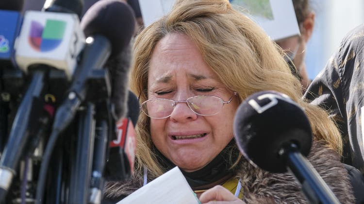 Valentinas Mutter spricht unter Tränen an einer Pressekonferenz vor dem Los Angeles Police Departement. (Ringo H.w. Chiu / AP)
