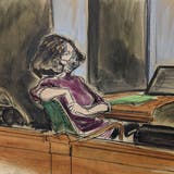 Ghislaine Maxwell vor der Verkündung des Urteils in einem Gerichtssaal in New York. (Elizabeth Williams / AP)