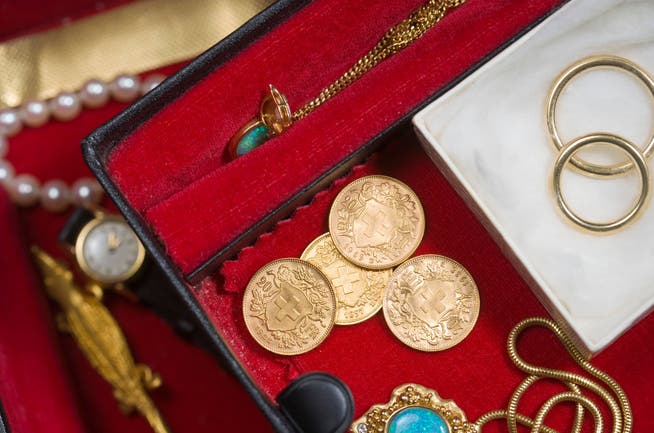 Zwei Einbrecher stahlen aus einem Haus in Sargans zwei Goldvreneli, mehrere Vatikan-Münzen und ein paar Armbanduhren.