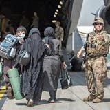 Nichts wie weg: Afghaninnen und Afghanen werden im August am Kabuler Flughafen von Soldaten evakuiert – auf dem Bild ist ein amerikanisches Militärflugzeug zu sehen. (AP/Keystone (Kabul, 23. August 2021))