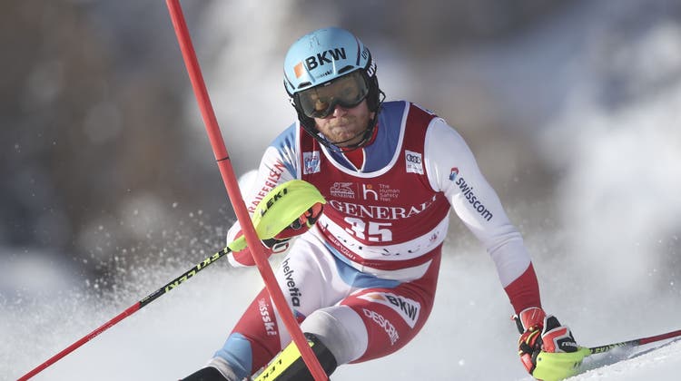 Reto Schmidiger fährt beim Slalom von Engelberg aufs Podest. (Bild: Gabriele Facciotti/AP)