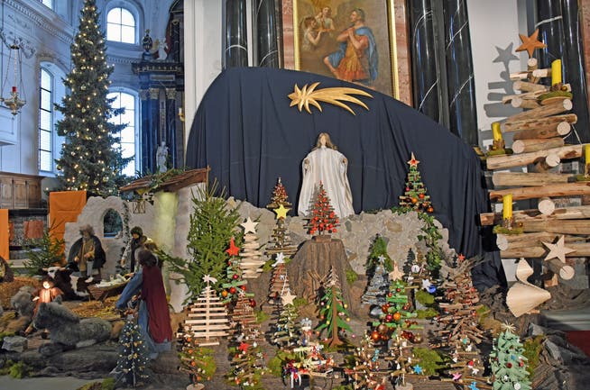 Noch bis zum Fest der Heiligen Drei Könige am 6. Januar ist in der Pfarrkirche Alpnach eine von Familien und Einzelpersonen gebastelte Tannenbaum-Landschaft bei der Krippe zu sehen.