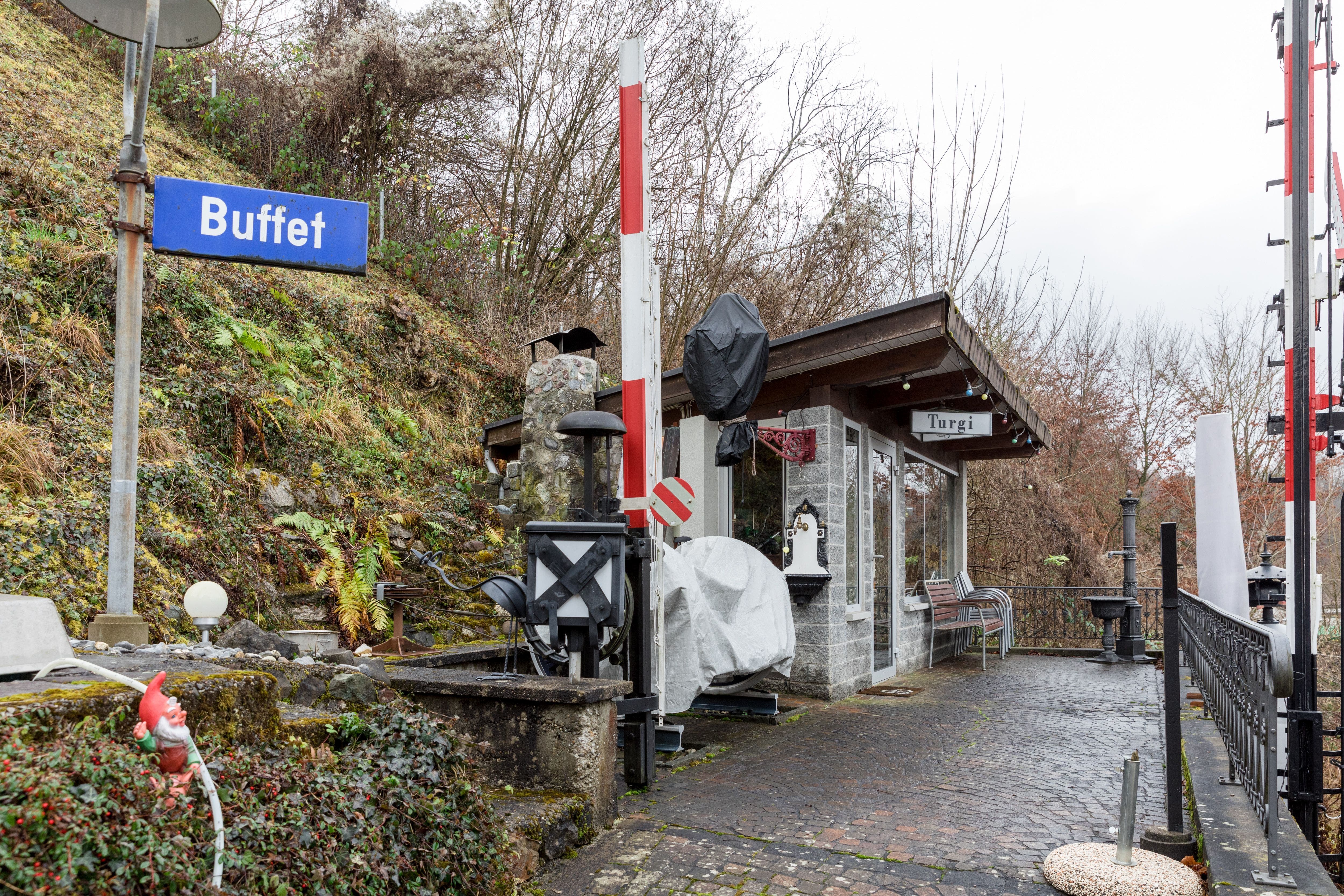 Auch das Bahnhofsbuffet-Schild und Barrieren dürfen im Garten des ehemaligen SBB-Lokführers natürlich nicht fehlen.