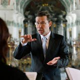 Der St.Galler Domkapellmeister Andreas Gut dirigiert in der Kathedrale. (Bild: Regina Kühne)