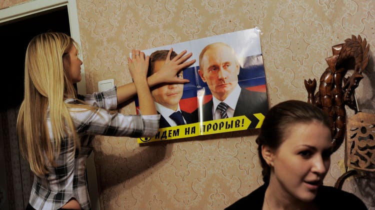 Wladimir Putin sieht im Untergang der Sowjetunion eine «Tragödie». Er möchte die einstigen Sowjetrepubliken (im Bild eine Wohnstube in Moldawien) wieder vereinen. (Keystone)