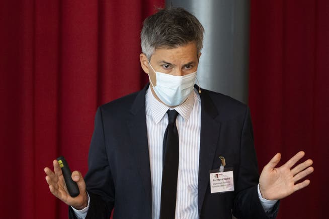 Marcel Salathé glaubt, dass Personen mit negativem Test vorzeitig aus Isolation oder Quarantäne entlassen werden könnten, wenn sie während der verbleibenden Tage FFP2-Masken tragen.