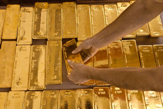 Золотой запас купить. Золотые инвестиционные монеты. Золотой запас Швейцарии. Хранилище с золотом. Тонна золота.