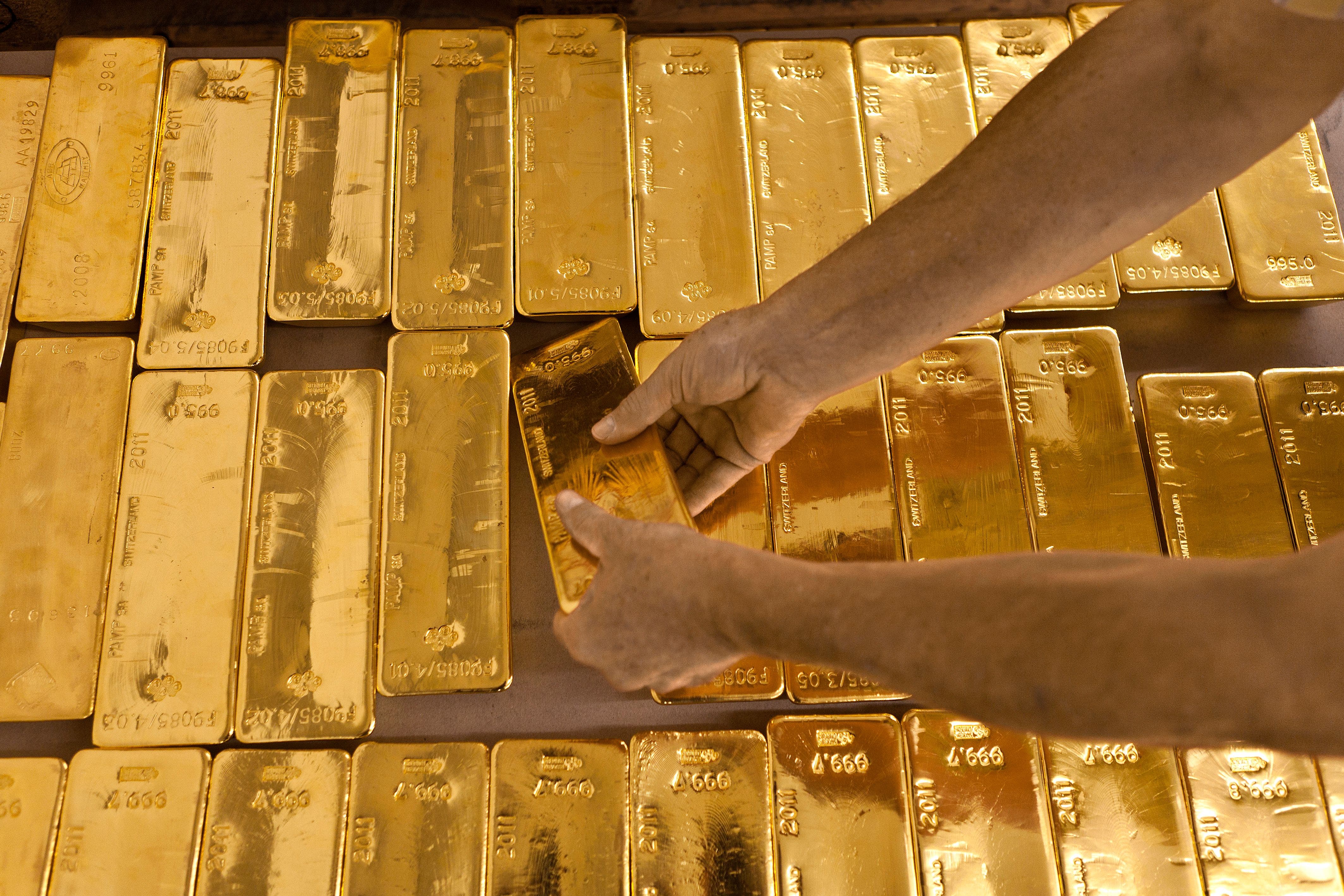Покупка золота первый. Золотые инвестиционные монеты. Золотой запас Швейцарии. Хранилище с золотом. Тонна золота.