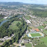 Laut der aktuellen Variante des Kantons soll der neue Umfahrungstunnel von vor der Sportanlage Au in Brugg her unter dem Geissenschachen und der Aare hindurch nach Windisch führen. (Bild: mhu (25. August 2015))