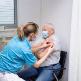 Ein kleiner Pieks und die Impfung gegen Covid-19 ist vollbracht: Ein älterer Herr im Spital Muri. (Britta Gut)