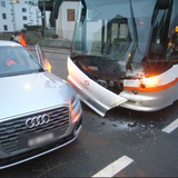 Der Linienbus prallte mit der Front in die Seite des Audis. (Bild: Kantonspolizei Uri (10. Februar 2021))