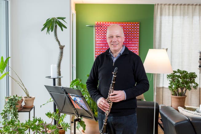 Urs Dannenmann hofft mit seiner Klarinette und der Harmonie Urdorf bald wieder an Konzerten aufzutreten.