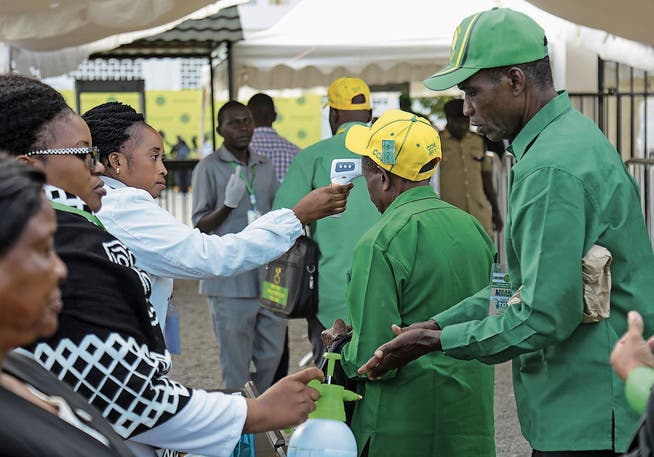 Von Impfungen und Masken halten Tansanias Parlamentarier nichts. Ihr Präsident empfiehlt: Beten und Inhalieren.