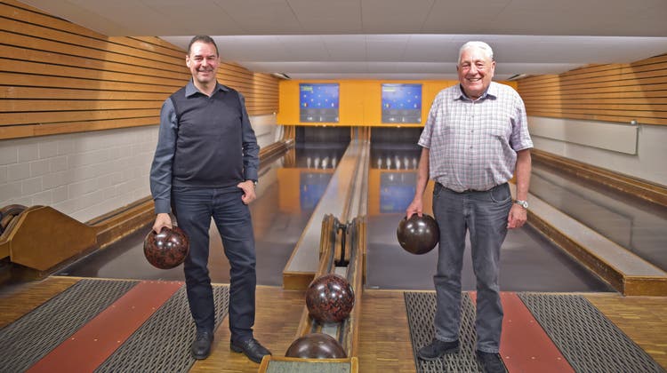 Bleiben ihrem Sport treu: Die letzten beiden Präsidenten, Patrick Berger (l.) und Hansruedi Steiner, in der Kegelanlage Telli in Aarau. (Wolfgang Rytz / Aargauer Zeitung)