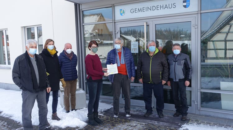 Petitionäre in Ehrendingen übergeben 277 Unterschriften an Salomé Rumpold, Leiterin Einwohnerdienste, zu Handen des Gemeinderates. (Jürg Hermann/Zvg)