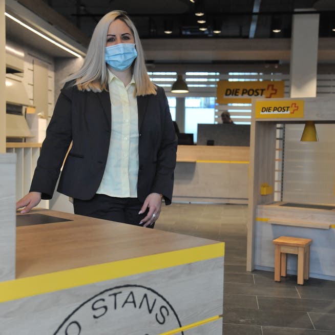 Andrea Schmid, stellvertretende Leiterin des Teams Stans, hinter der neuen Informations- und Beratungstheke in der erneuerten Stanser Postfiliale.