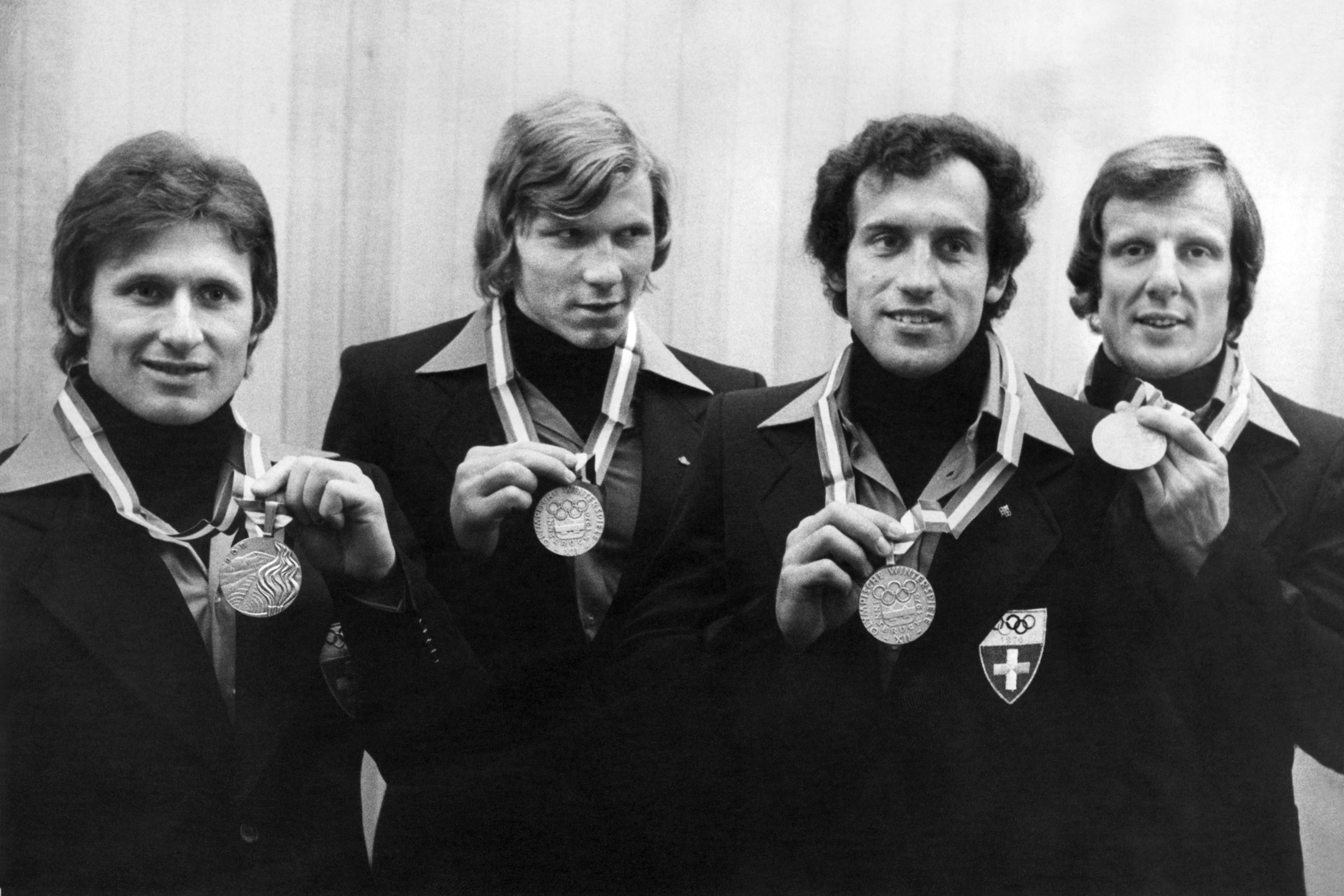 Sie holten an den olympischen Spielen in Innsbruck Silber im Viererbob die Silbermedaille. (v.l.) Pilot Erich Schärer, Ueli Bächli, Rudolf Marti und Bremser Josef «Sepp» Benz, der vor wenigen Tagen an den Folgen einer Covid-Erkrankung gestorben ist.