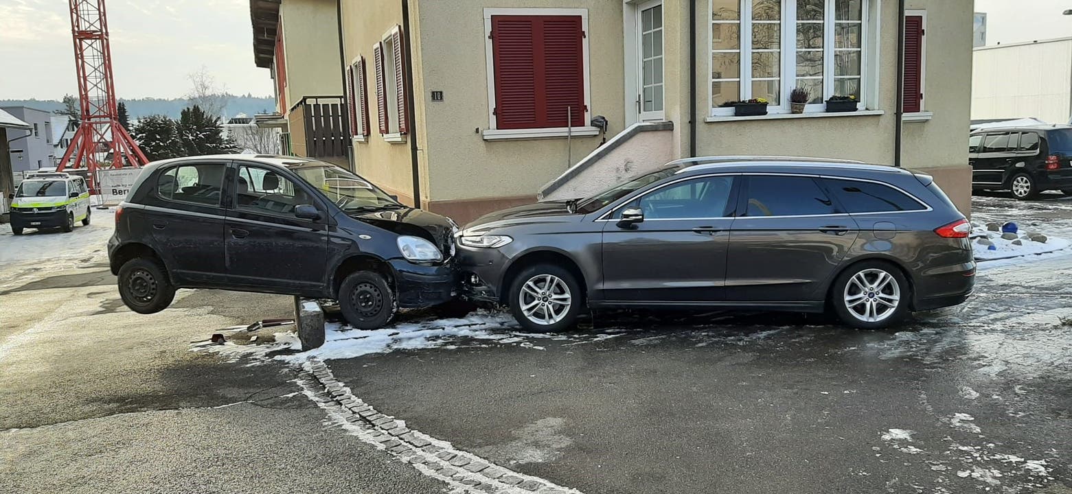 Bremgarten AG, 12. Februar: Eine 81-jährige Frau verliert die Kontrolle über ihr Fahrzeug und rammt zwei parkierte Autos. Verletzt wurde niemand.