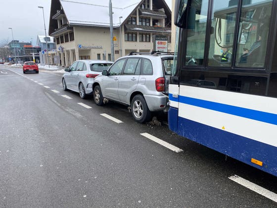 Unfall Ein Linienbus Prallt In Unterageri In Ein Auto