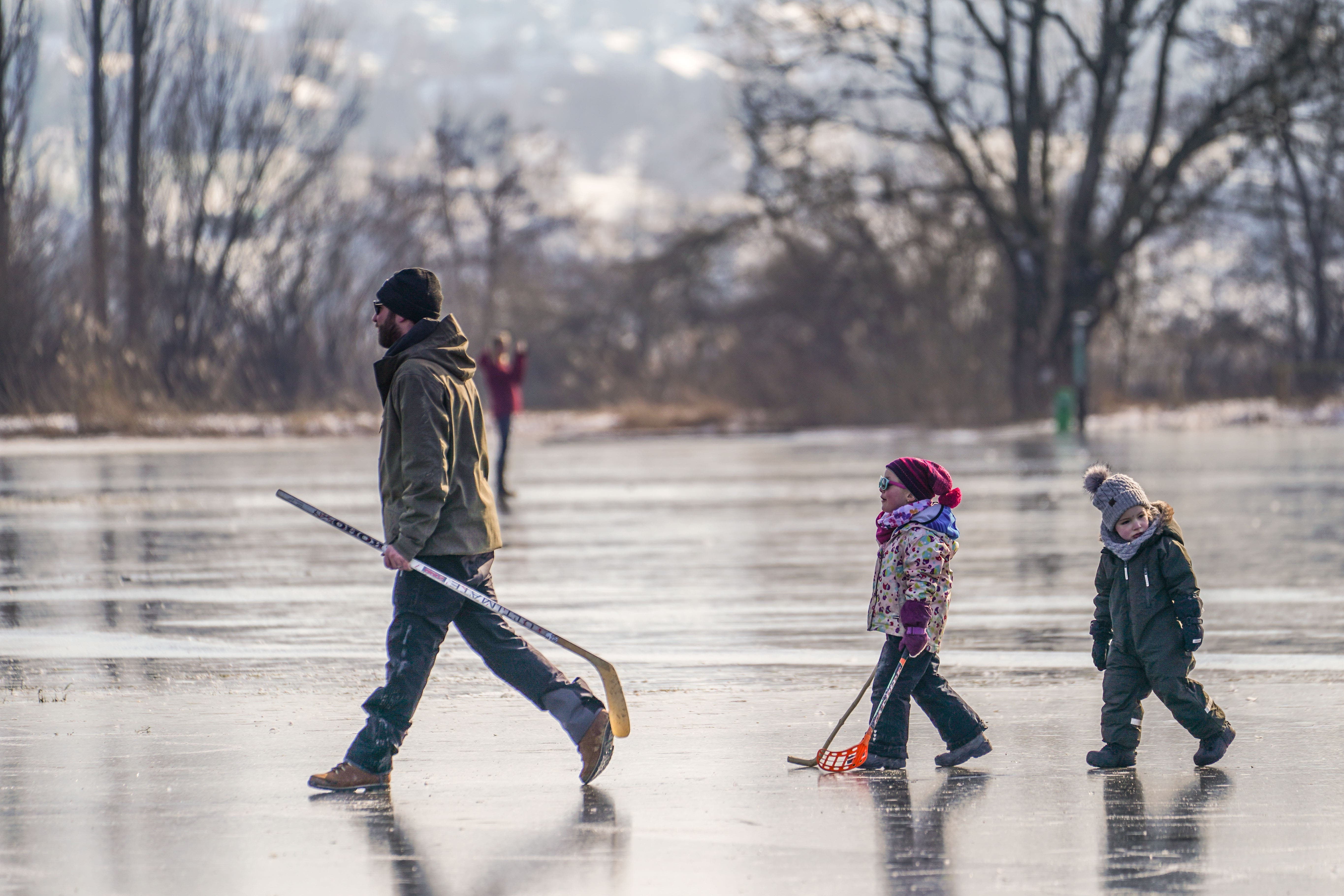 Mit Hockeyschlägern ausgerüstet, wagen sich Gross und Klein auf die Eisfläche in Seengen.