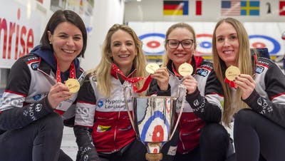 Das Sieger-Team Aarau mit Esther Neuenschwander, Skip Silvana Tirinzoni, Alina Pätz und Melanie Barbezat posiert mit dem Pokal an der Siegerehrung. (Georgios Kefalas / KEYSTONE)