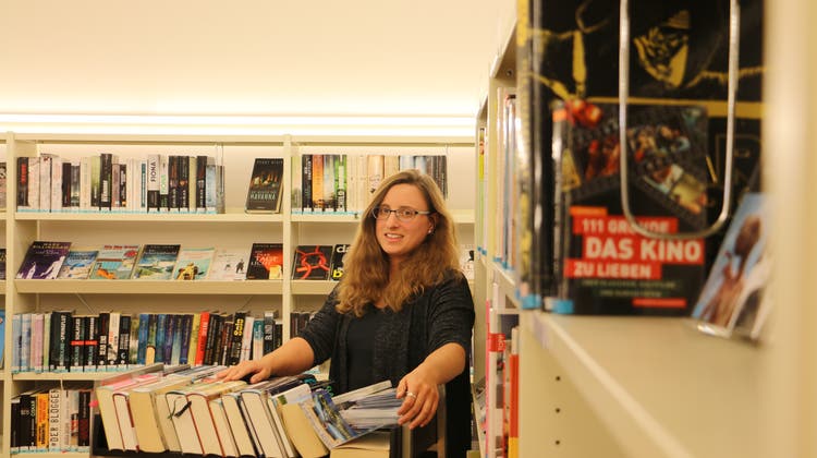 In der Rheinfelder Stadtbibliothek, hier die stellvertretende Leiterin Isabelle Cladé, wurden 2020 mehr als 10’000 Medien weniger ausgeliehen als 2019. (Dennis Kalt / Aargauer Zeitung (8. September 2020))