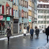 Passantinnen und Passanten in der Weiten Gasse, Baden, 20. Januar 2021. Die meisten Geschäfte sind geschlossen. (Alex Spichale / BAD)