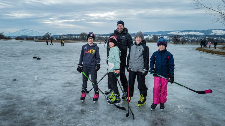 Tim, Zoe und Patrick Eichmann sowie Noah und Arina Zimmermann aus Obfelden spielen im Reussspitz Eishockey. (Bild: Stefan Kaiser (Hünenberg, 15. Februar 2021))