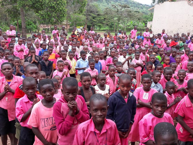 900 Schüler der grössten Schule in Kiwenda sollen i nden genuss einers Sammeltank für Regenwasser kommen. 