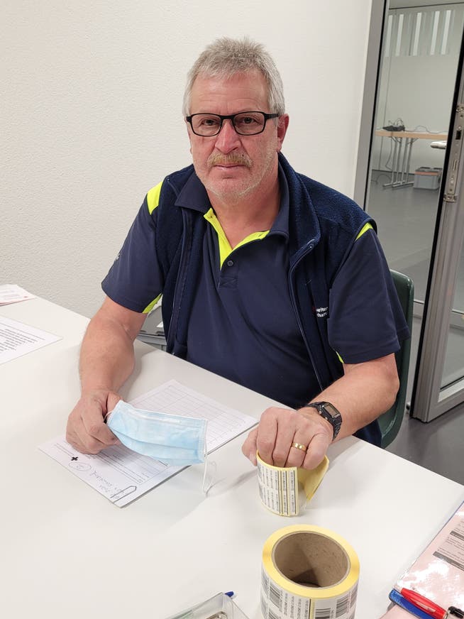 Josef Kempf, Präsident des Samaritervereins Schattdorf, bei der Blutspendeaktion vom Dienstag. Die Maske wurde für das Foto kurzzeitig abgenommen. 