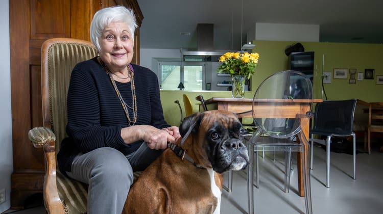 Die pensionierte Cornelia Füeg wohnt heute mit ihrem Mann Kurt Füeg und ihrem Hund Thea in Olten. (Patrick Lüthy)